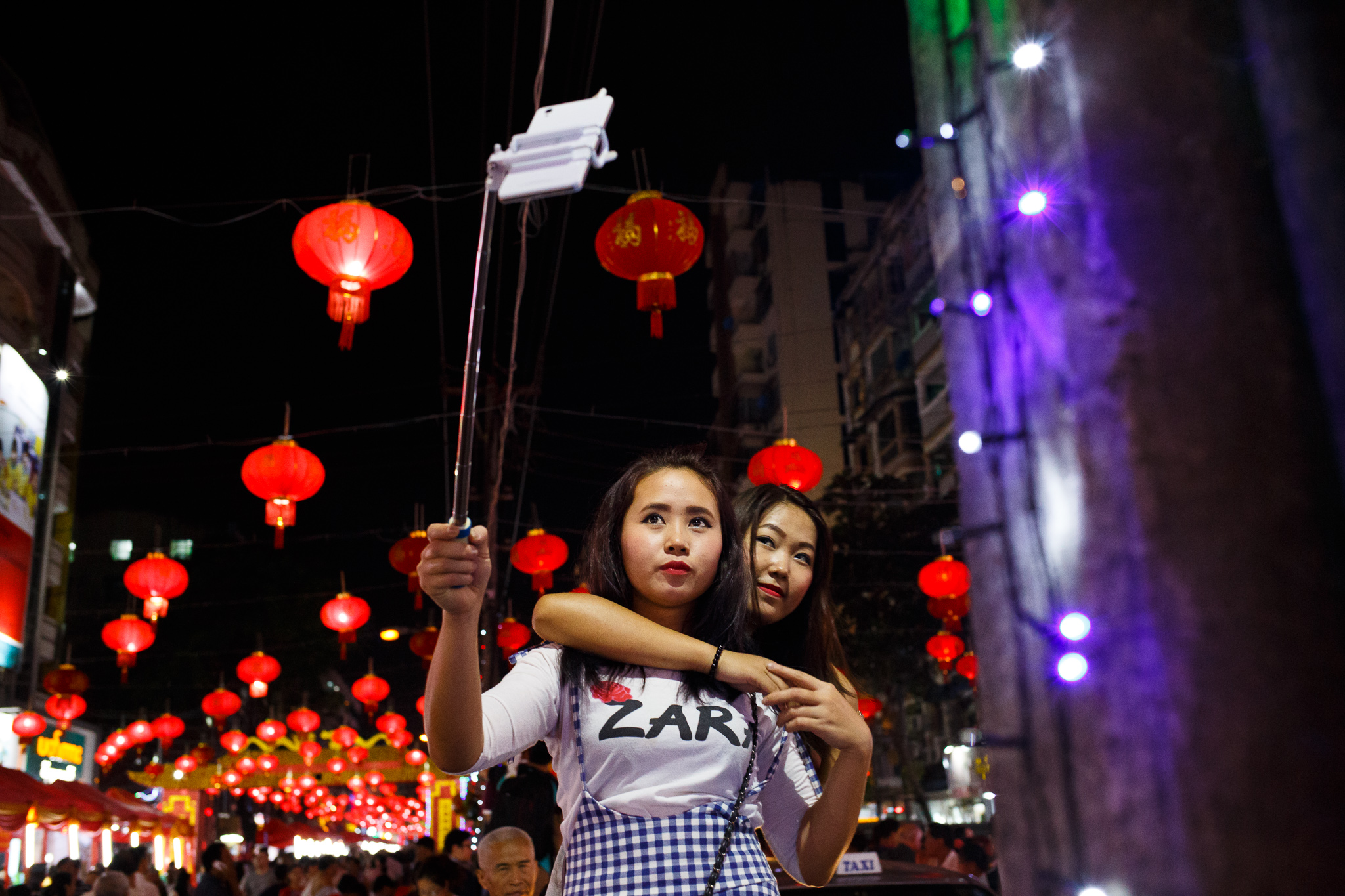 girls-selfie-red-lanterns
